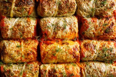 Patates ve mantarla doldurulmuş lahana rulolarının yakın plan görüntüsü. 