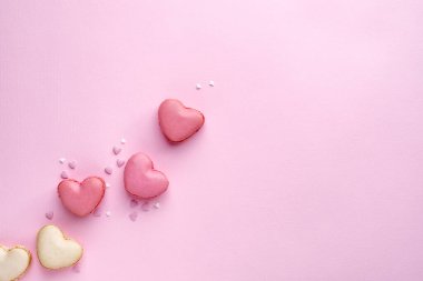 Sevgililer Günü arkaplanı, kalp şeklinde, pembe tonlarda, metin için yeri olan kurabiyeler.