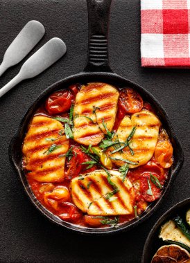 Izgara halloumi peyniri ve domates püresi. Sağlıklı ve vejetaryen yemekleri. 