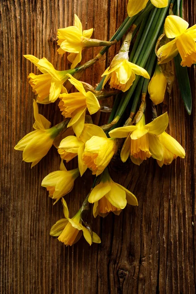 Żółty Narcyz Kwiaty Drewnianym Stole — Zdjęcie stockowe