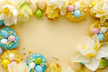Süslemeli Paskalya pastel arka planı ve bahar çiçekleri ve metin için yer
