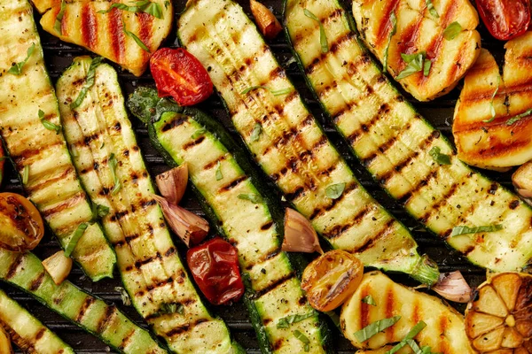 Izgara Kabak Halloumi Peyniri Serpiştirilmiş Taze Otlar Yakın Görüş Sağlıklı — Stok fotoğraf