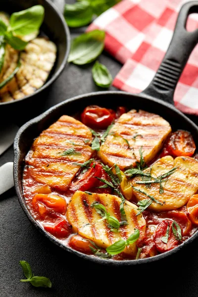 Gegrilde Halloumi Kaas Tomatengebak Geserveerd Gietijzeren Koekenpan Close Heerlijk Vegetarisch — Stockfoto