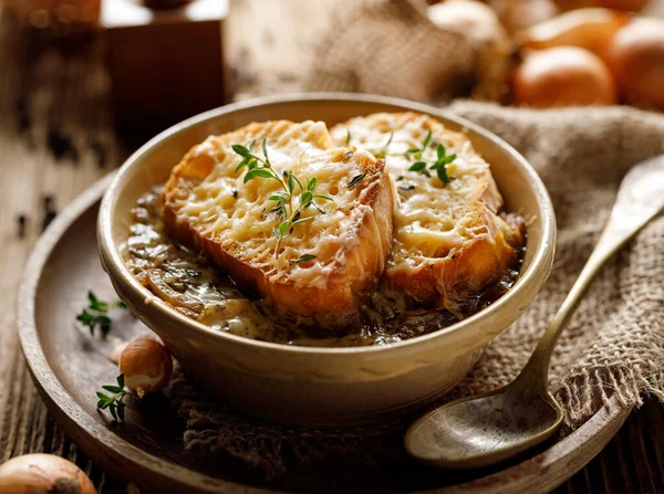 经典的法式洋葱汤 用奶酪烤成 用新鲜百里香洒在面包上 近距离观察 — 图库照片