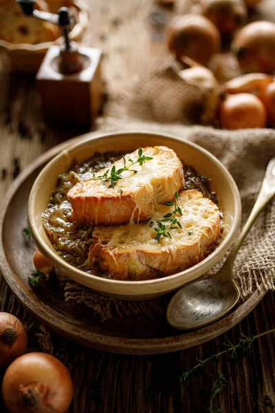 传统的法式洋葱汤 用芝士面包和新鲜百里香一起烘焙 — 图库照片