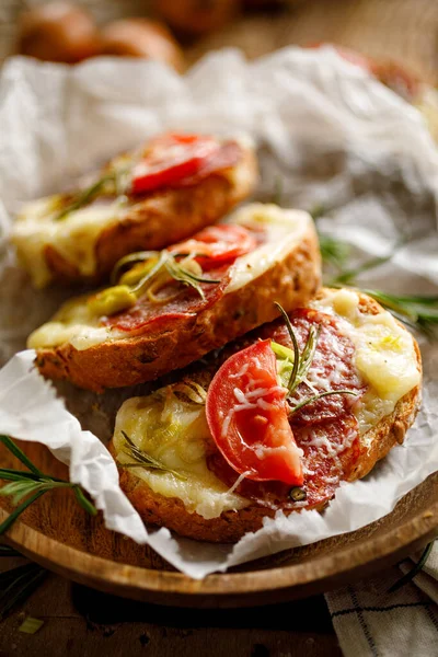 살라미 토마토를 곁들인 체타와 로즈마리 가까이 — 스톡 사진