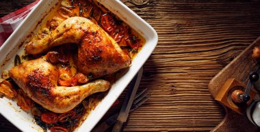 Fırında pişirilmiş tavuk budu, baharat ve otlarla servis edilir.