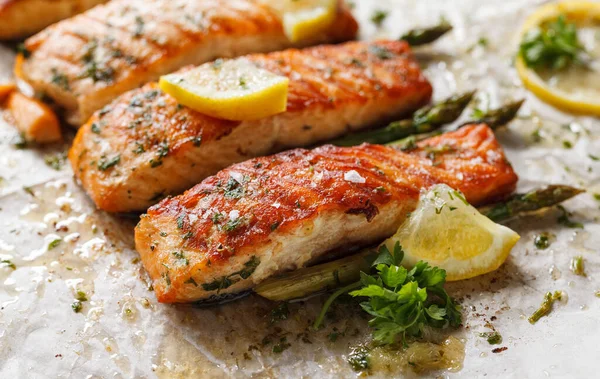 Gebackener Lachs Mit Aromatischen Kräutern Und Zitrone Auf Backpapier Großaufnahme — Stockfoto