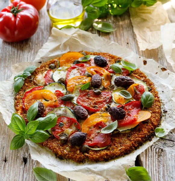 Marchew Ciasto Pizza Pomidorami Cukinia Oliwki Posypane Świeżej Bazylii Widok — Zdjęcie stockowe