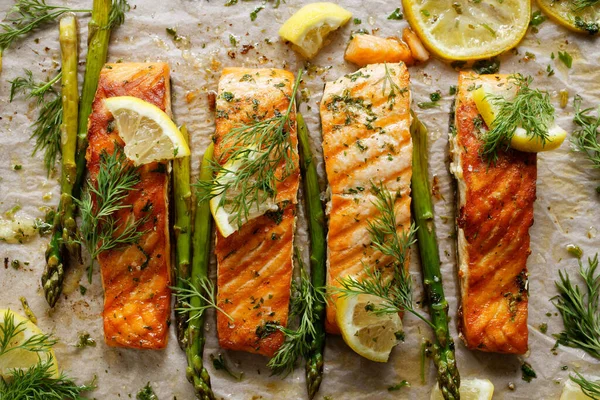 Salmone Forno Con Erbe Aromatiche Limone Sulla Carta Forno Vista — Foto Stock