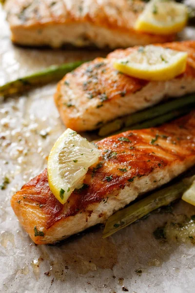 Fırında somon aromalı ve limonlu.