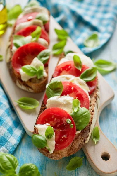 Ekstra Domates Mozzarella Peyniri Taze Fesleğen Zeytinyağı Içeren Ekşi Ekmeklere — Stok fotoğraf