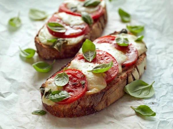 Roti Lapis Caprese Panggang Berdasarkan Roti Asam Dengan Penambahan Tomat — Stok Foto