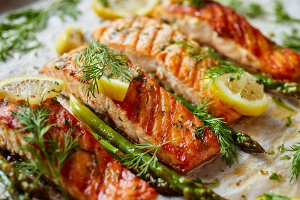 Filetes Salmão Assados Com Ervas Aromáticas Limão Papel Manteiga Foco — Fotografia de Stock