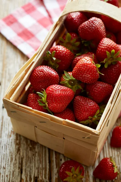 Fraises Fraîches Dans Panier Sur Une Table Bois Vue Rapprochée — Photo