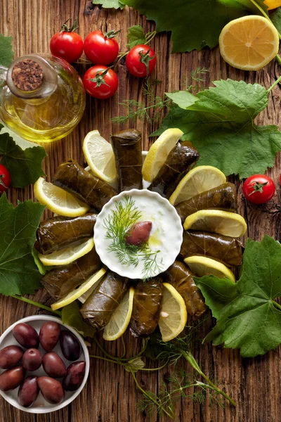 Dolmades Daun Anggur Diisi Dengan Nasi Dan Herbal Disajikan Dengan — Stok Foto