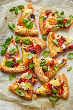 Beyaz arka planda vejetaryen pizza porsiyonları.