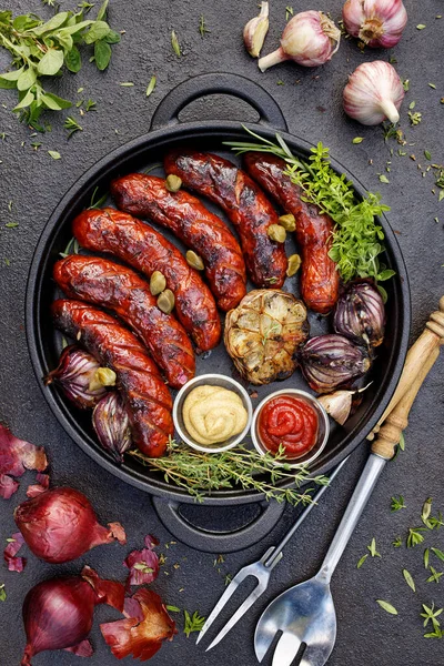 Grillezett Kolbász Zöldség Ketchup Mustár Hozzáadásával Fekete Öntöttvas Tálban Felülnézetből — Stock Fotó