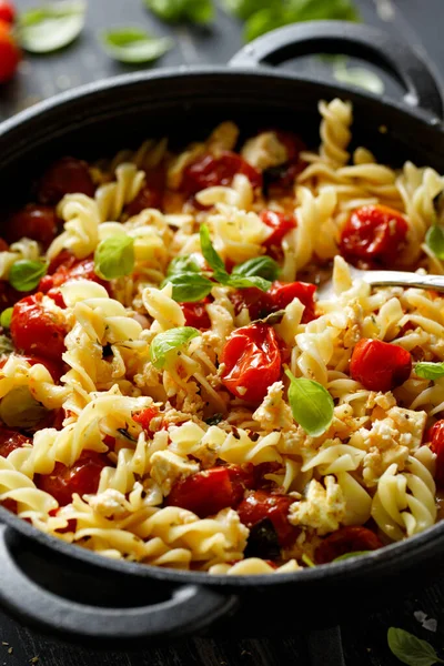 Feta Pasta Pasta Med Sås Baserad Fetaost Körsbärstomater Och Örter — Stockfoto