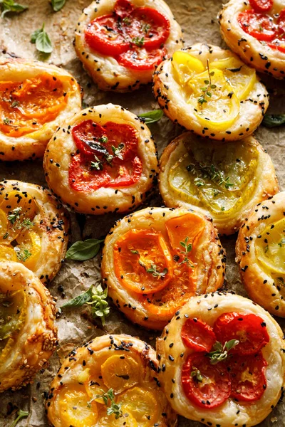 Mini Tomato Puff Pastry Tarts Different Varieties Tomatoes Herbs Top — Stock Photo, Image