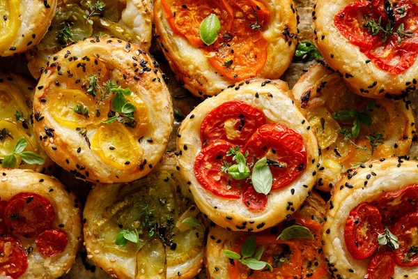 Mini Tomato Puff Pastry Tarts Different Color Tomatoes Sprinkled Fresh — Stock Photo, Image