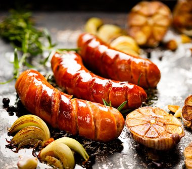 Sarımsaklı ve soğanlı ızgara sosis.