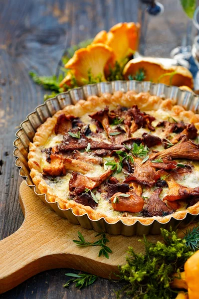 Quiche com cogumelos chanterelle e salgado fresco — Fotografia de Stock