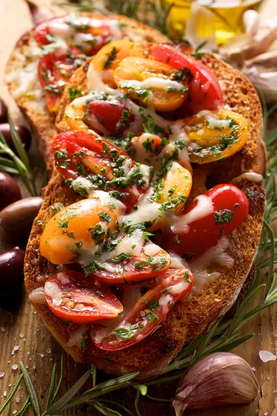 Bruschetta met cherry tomaten, mozzarella kaas en kruiden — Stockfoto