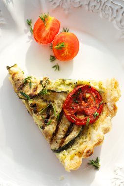 Kızarmış kabak ve domates ile servis tart