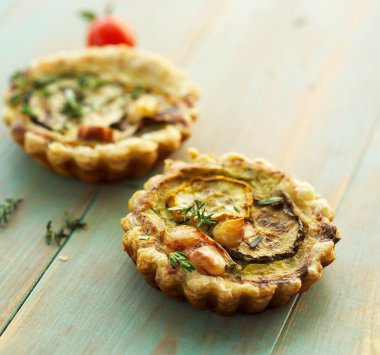 Quiche ile ızgara kabak, füme peynir ve kekik