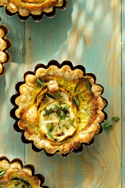 Quiche met gegrilde courgette, Gerookte kaas en tijm — Stockfoto