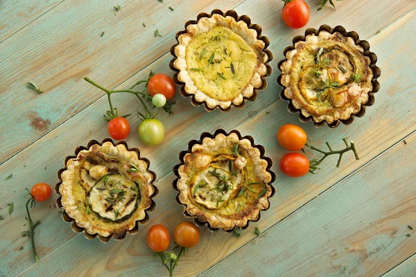 Kleine taartjes met gegrilde courgette, Gerookte kaas en tijm — Stockfoto