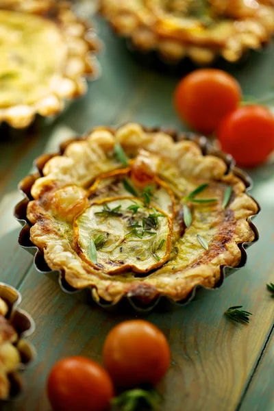 Quiche con calabacín a la parrilla, queso ahumado y tomillo — Foto de Stock