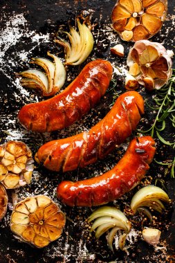 Sarımsak ve soğan ile ızgara sosis