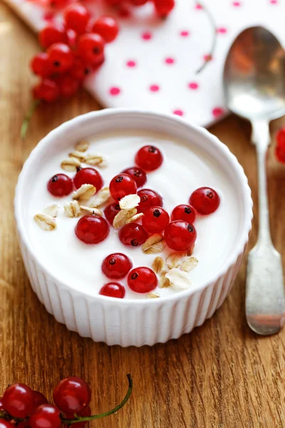 Iogurte natural com adição de groselhas vermelhas e cereais — Fotografia de Stock