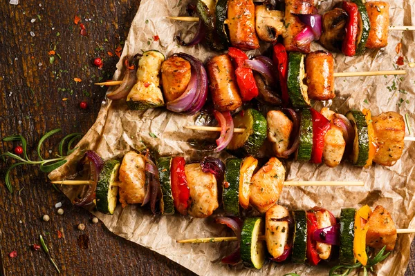 Brochettes de viande et légumes grillés — Photo