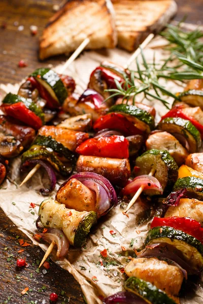 Espetos de carne e legumes grelhados — Fotografia de Stock