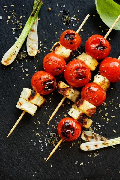 Brochetas de queso Halloumi y tomate cherry —  Fotos de Stock