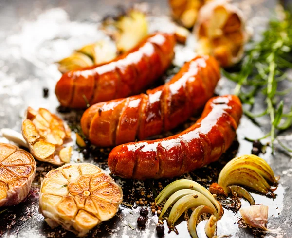 Grillwurst mit Knoblauch und Zwiebeln — Stockfoto