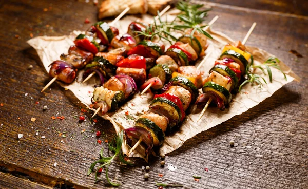 Espetos de carne e legumes grelhados — Fotografia de Stock