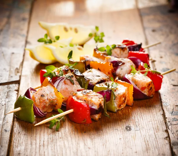 Grilled skewers of salmon and vegetables — Stock Photo, Image