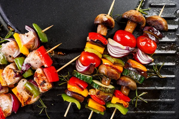 Espetos grelhados com legumes e peixe — Fotografia de Stock