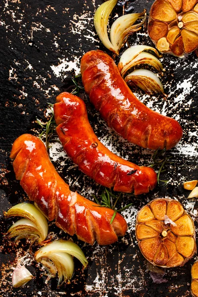 Salsiccia alla griglia con aglio e cipolle — Foto Stock