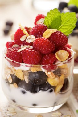 Ayrıca taze organik çilek ve müsli ile doğal yoğurt.