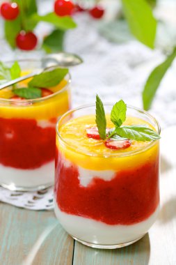 Meyveli tatlı çilek ve mango ile