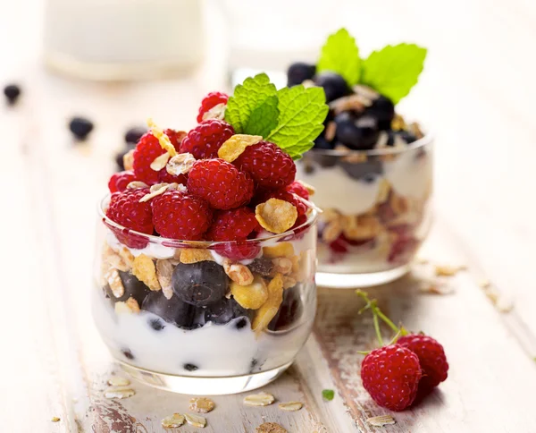 Naturell yoghurt med färska ekologiska bär och müsli. — Stockfoto