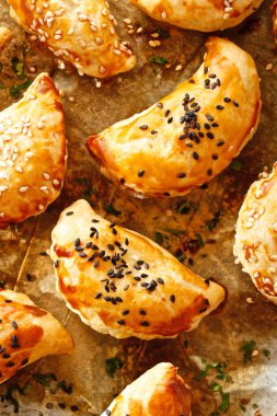 Puf böreği ile mantarlı börek