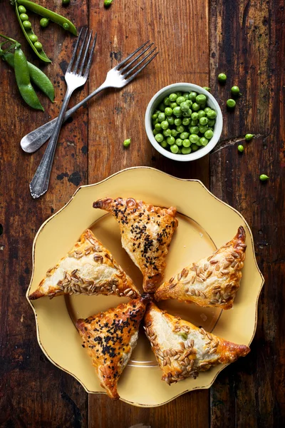 Pastel de hojaldre relleno de guisantes verdes y queso —  Fotos de Stock