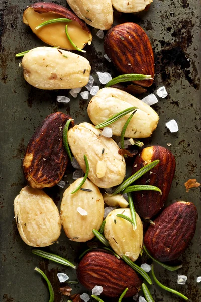 Rostade mandlar med salt och rosmarin — Stockfoto