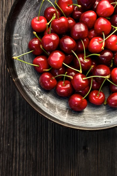 Bir kasede taze kirazlar